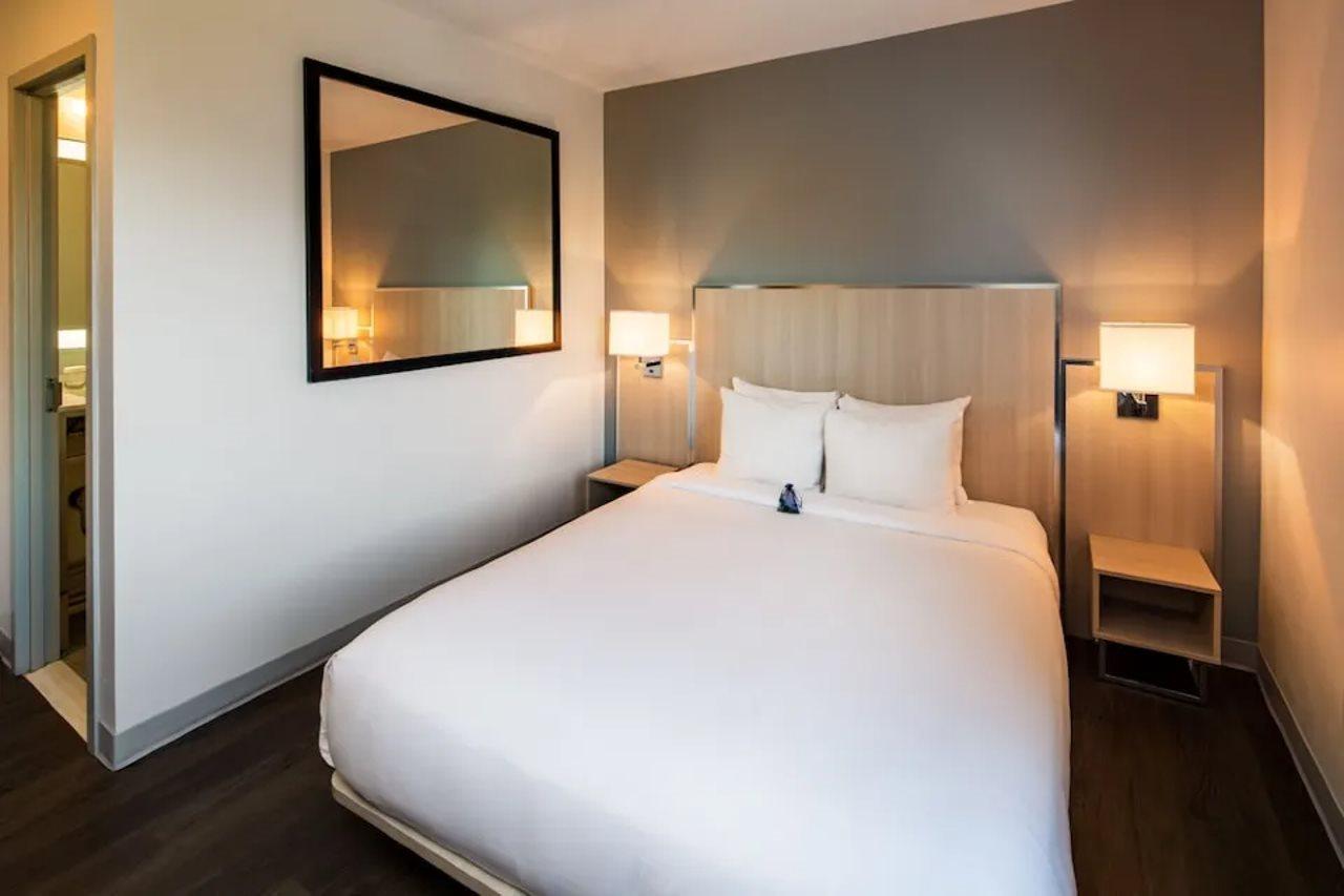 Gatsby Athens Hotel Bagian luar foto A room at the hotel