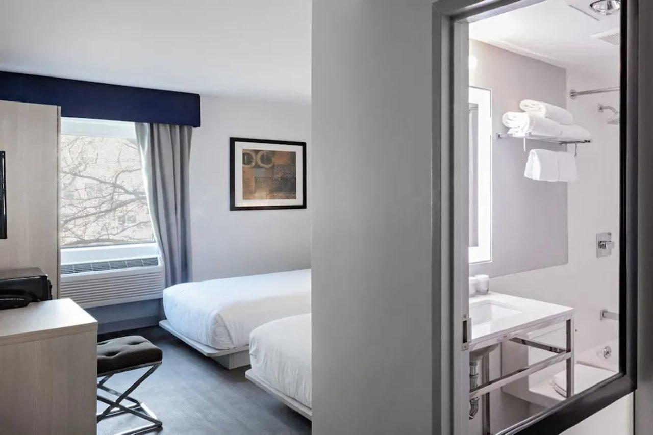 Gatsby Athens Hotel Bagian luar foto A room at the hotel