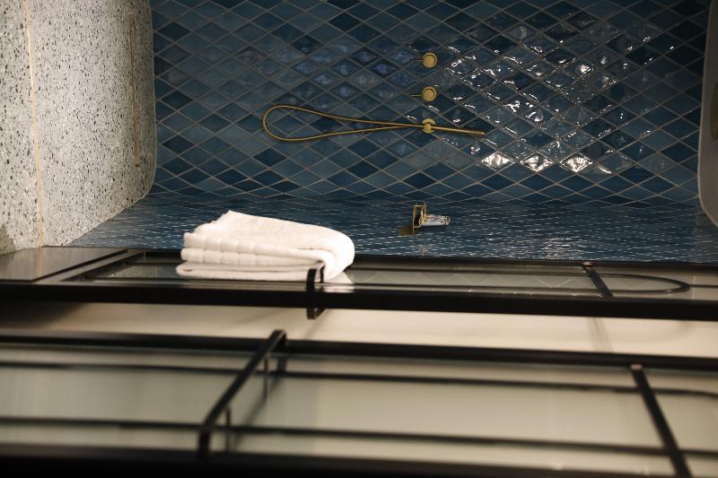 Gatsby Athens Hotel Bagian luar foto A shower in a hotel