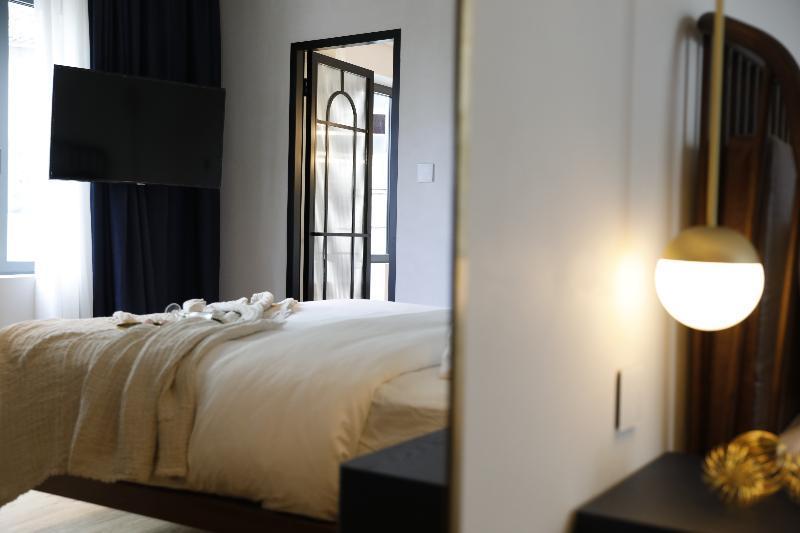Gatsby Athens Hotel Bagian luar foto A room at the hotel