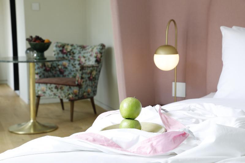 Gatsby Athens Hotel Bagian luar foto A bedroom with a floor lamp
